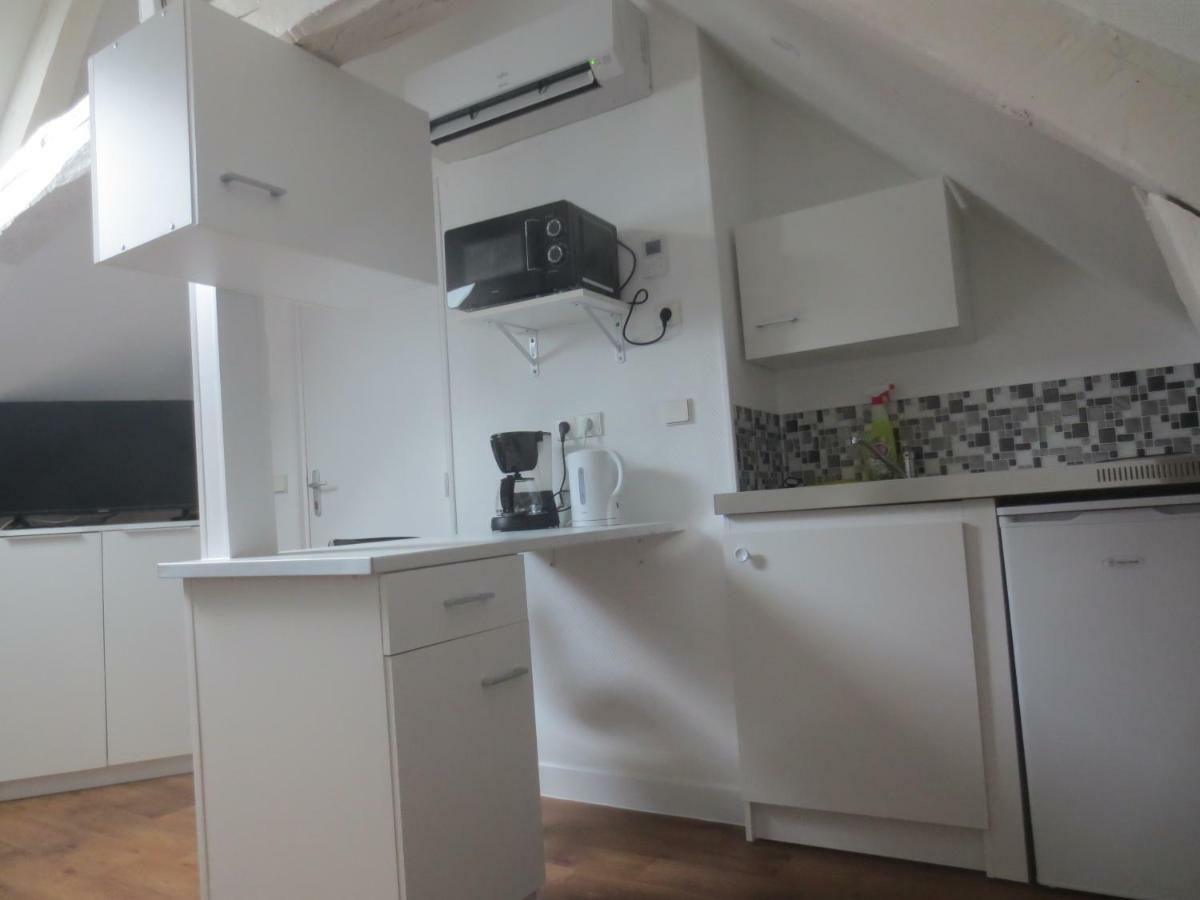 Appartements Et Studios Meubles Au Centre Ville D'Ouzouer Sur Loire Exterior foto
